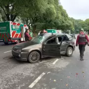 Madrugada trágica en Palermo: una joven lucha por su vida tras ser despedida de un auto que volcó a gran velocidad