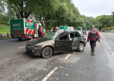 Una joven lucha por su vida tras ser despedida de un auto que volc a gran velocidad