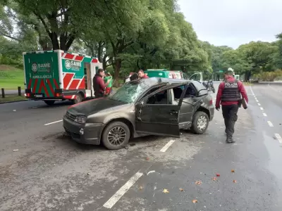 Una joven lucha por su vida tras ser despedida de un auto que volcó a gran velocidad