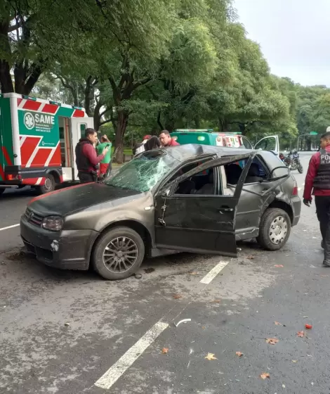 Una joven lucha por su vida tras ser despedida de un auto que volcó a gran velocidad