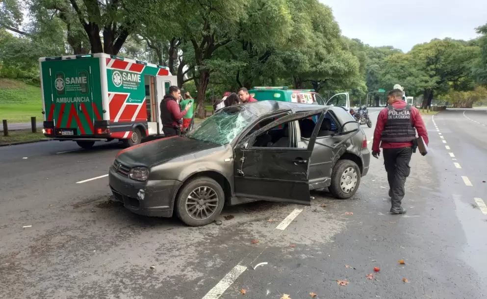 Madrugada trágica en Palermo: una joven lucha por su vida tras ser despedida de un auto que volcó a gran velocidad
