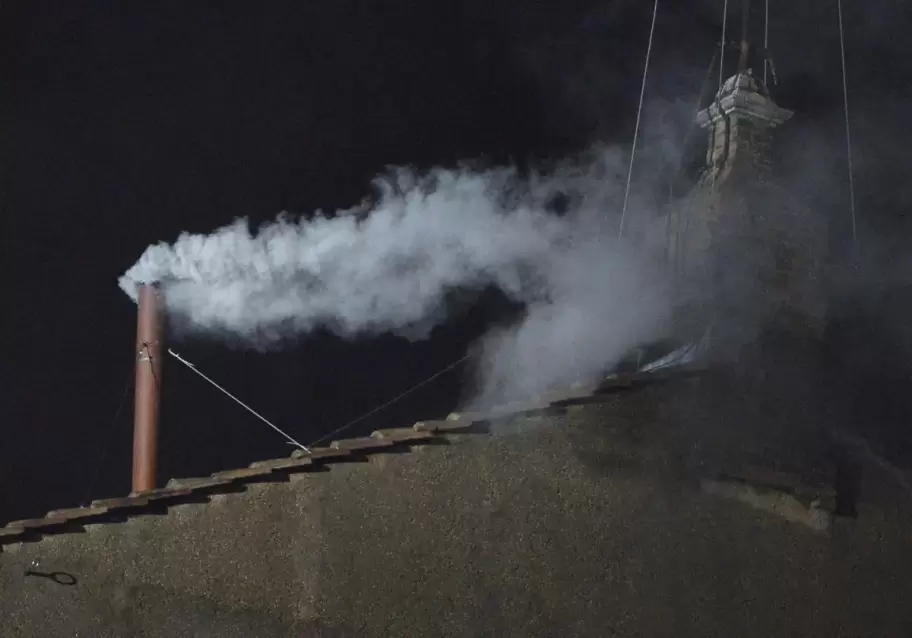 El humo que informa del nuevo Papa