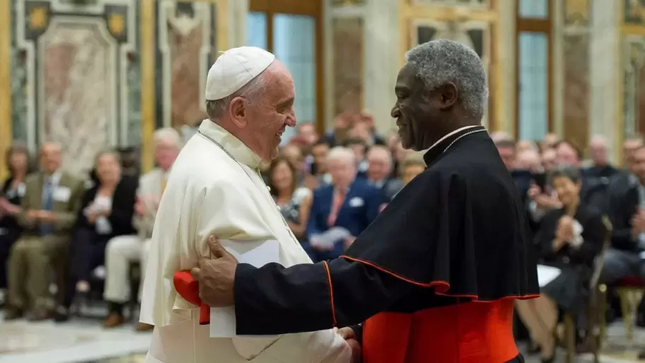 El Papa Francisco junto a Peter Turkson