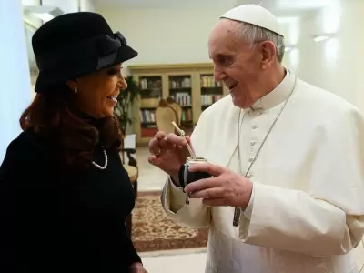 Cristina Fernández de Kirchner y el Papa Francisco, que recibe un mate de regalo durante la primera visita oficial de la entonces presidenta.