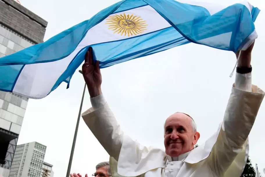El Papa Francisco y la bandera argentina. Nunca volvió al país que lo vio nacer tras asumir como santo padre de la Iglesia Católica.