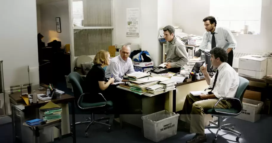 Spotlight:cuenta cómo un equipo de periodistas del Boston Globe destapó en 2002 una red de abusos sexuales cometidos por sacerdotes y encubiertos por