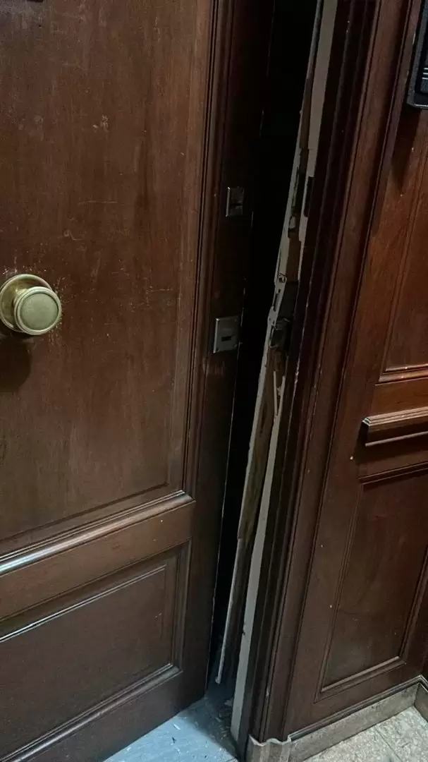 Así quedó la puerta tras el ataque