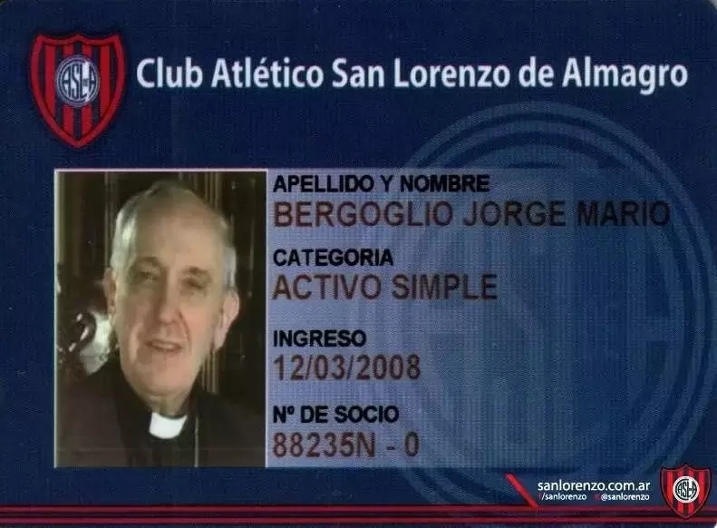 El carnet del Club Atlético San Lorenzo de Almagro de Jorge Bergoglio y la coincidencia con su edad y hora de defunción con el número de socio.