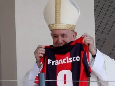 El Papa Francisco con una camiseta de San Lorenzo de Almagro.