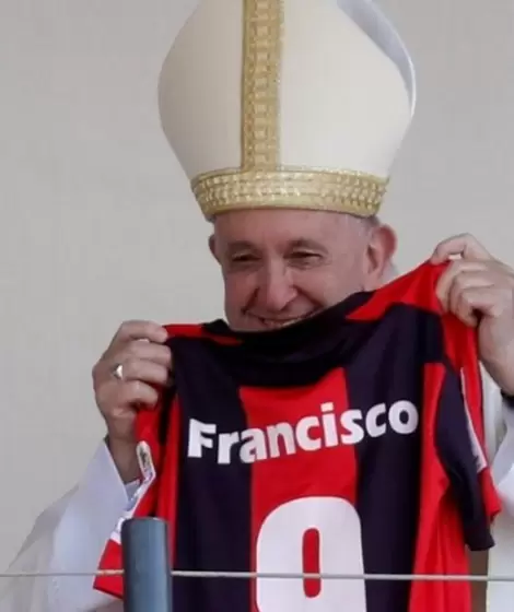 El Papa Francisco con una camiseta de San Lorenzo de Almagro.