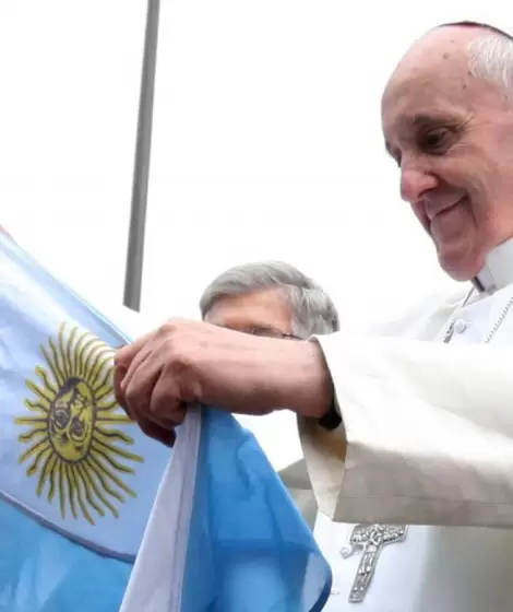 Jorge Bergoglio y la bandera argentina