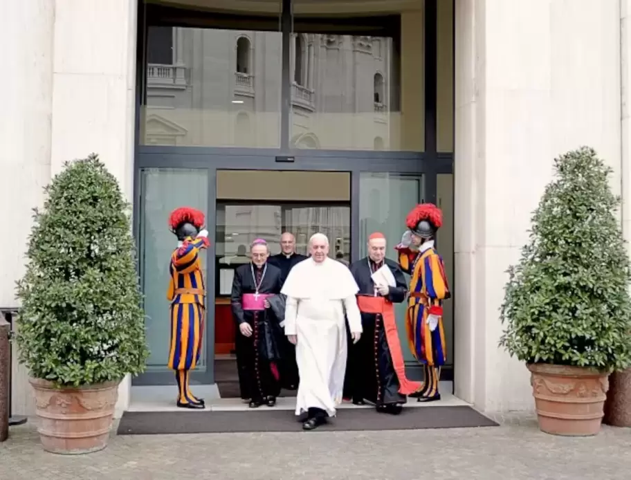 El papa saliendo de Casa Santa Marta