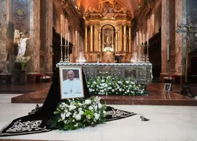 El Papa detall que el fretro "debe estar en la tierra" y que sea "sencillo, sin decoracin particular y con la nica inscripcin: Franciscus".