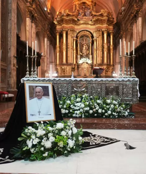 El Papa detalló que el féretro "debe estar en la tierra" y que sea "sencillo, sin decoración particular y con la única inscripción: Franciscus".