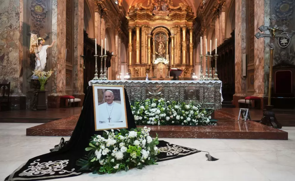 Una tumba "sencilla y sin decoración": las primeras imágenes del féretro del papa Francisco