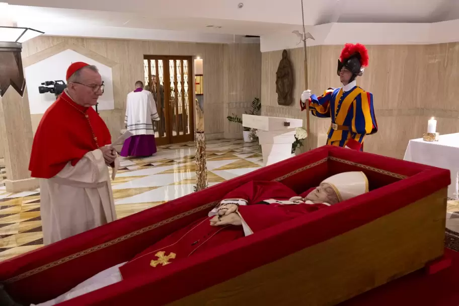 El ataúd del Sumo Pontífice está dispuesto en la Capilla de Santa Marta.