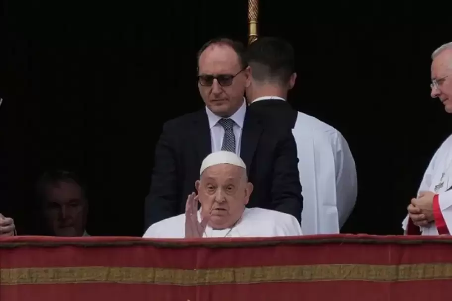 Massimiliano Strappetti detrás del Papa Francisco durante su última aparición pública.