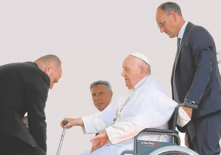 Massimiliano Strappetti llevando al Papa Francisco. Fue su enfermero personal durante los últimos años de su vida.