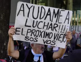 Los jubilados vuelven a la calle como todos los miércoles.