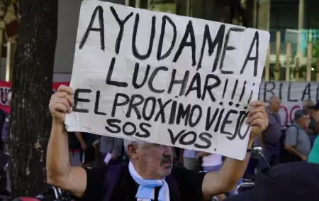 Los jubilados vuelven a la calle como todos los miércoles.