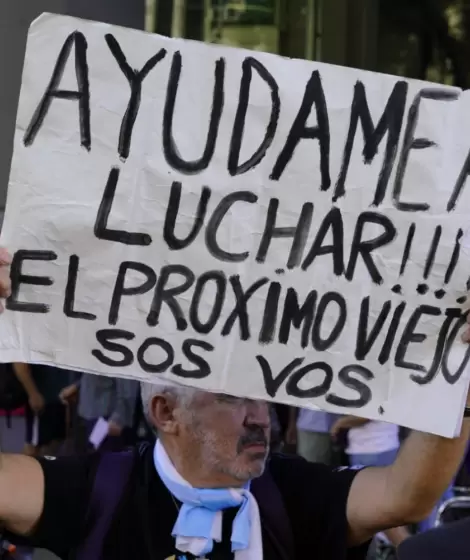 Los jubilados vuelven a la calle como todos los miércoles.