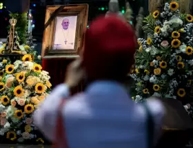 Cientos de miles de fieles despiden al Papa Francisco