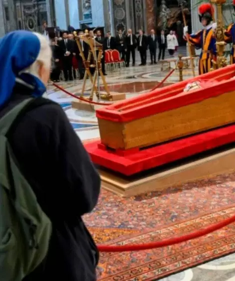 Genevive Jeanningros junto al fretro de Francisco