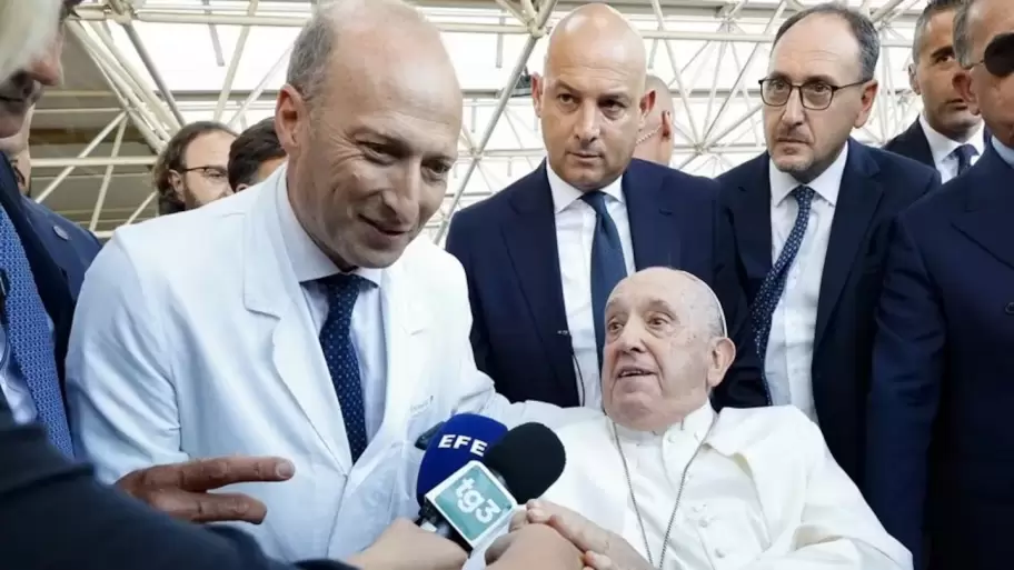 El doctor Sergio Alfieri junto al Papa Francisco