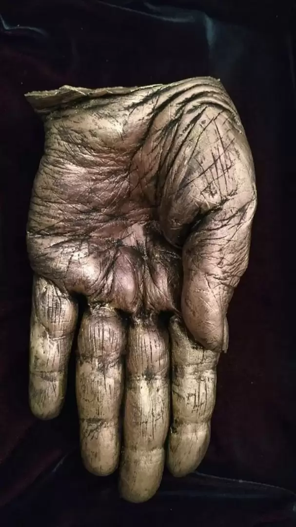 Gustavo Masó le entregó al Papa una escultura que reproducía la mano de su hermana María Elena