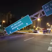 Terror en la General Paz: así fue el choque de una camioneta que derribó un cartel vial y dejó tres heridos graves