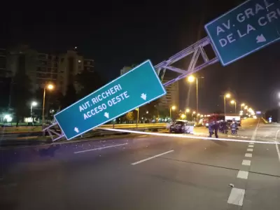 Una camioneta chocó contra un cartel de la General Paz