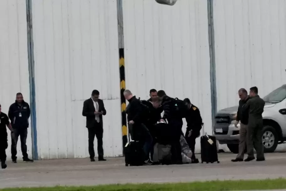 Las imgenes de Macarena Rodrguez en la pista de aterrizaje de la comitiva oficial que viaj al Vaticano para el velorio del Papa.