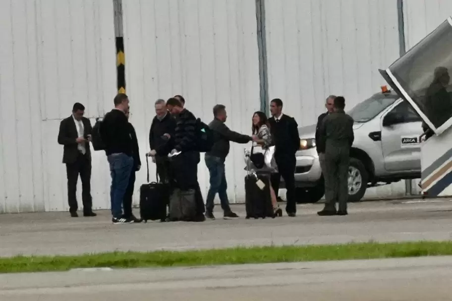 Las imgenes de Macarena Rodrguez en la pista de aterrizaje de la comitiva oficial que viaj al Vaticano para el velorio del Papa.