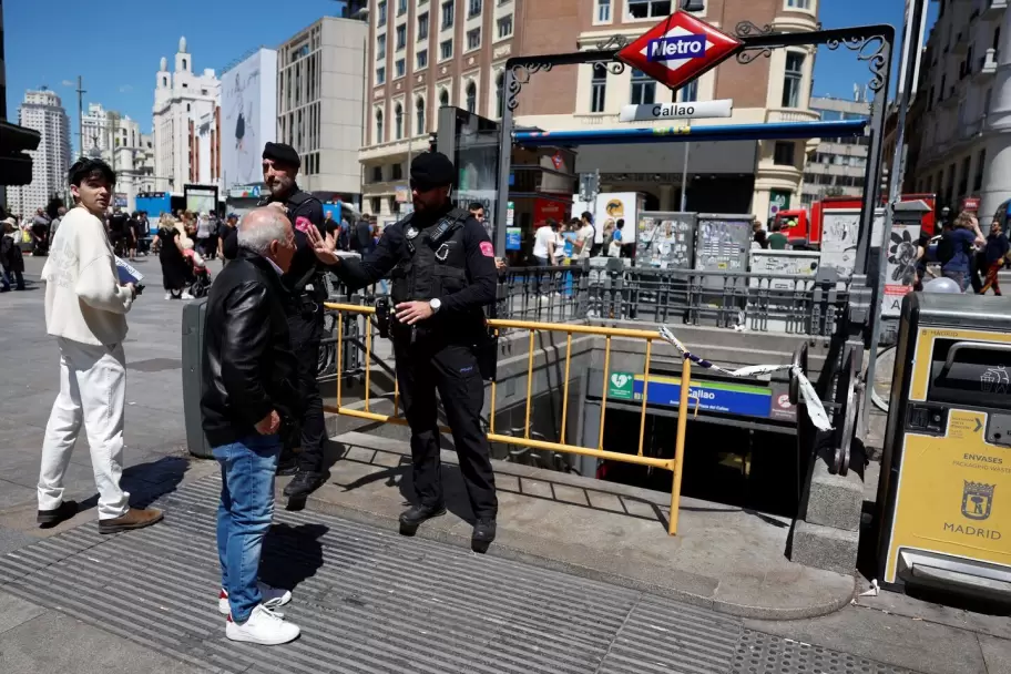 Las fuerzas de seguridad impiden que los transentes ingresen al sistema de transporte elctrico por el mega apagn.
