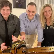 No aclares que oscurece: el Gobierno nacional sali� a bancar a Adorni tras conocerse que su viaje a Punta fue "con la tuya"