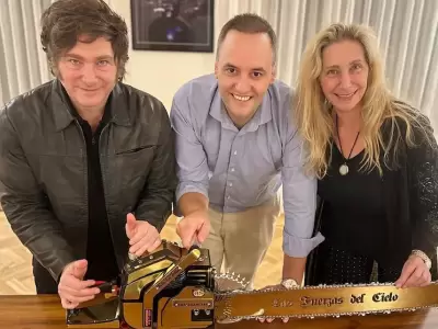 Javier Milei, Manuel Adorni y Karina Milei, con la motosierra al centro.