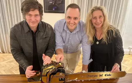 Javier Milei, Manuel Adorni y Karina Milei, con la motosierra al centro.