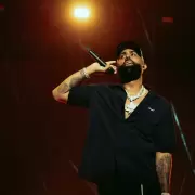Eladio Carrión vuelve a Argentina dispuesto a todo, entre clásicos y nuevas canciones