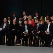 Debate en modo show: 17 candidatos, pocas ideas, un Bulldog y Caruso Lombardi como MVP de la noche del "ñoqui"