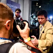El síntoma autoritario que se vuelve costumbre: Santiago Caputo intimidó a un fotógrafo acreditado en pleno debate