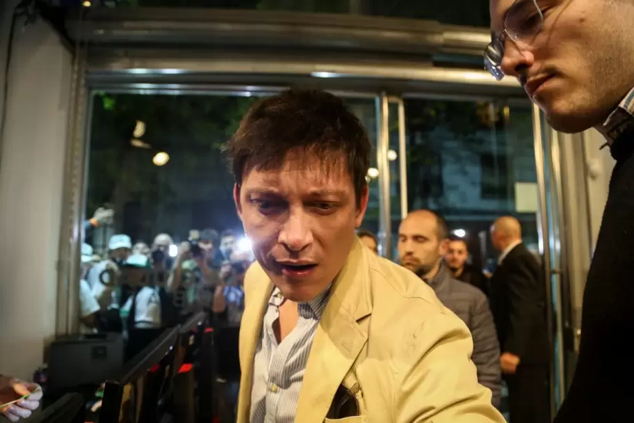 El asesor presidencial fotografió la credencial de un reportero gráfico acreditado