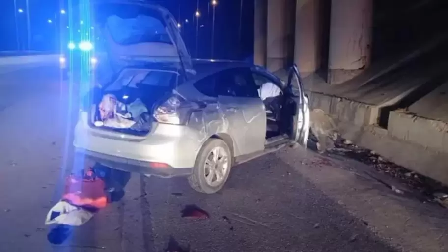 El conductor huyó de la policía, voló desde un puente y terminó hospitalizado y bajo custodia.