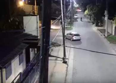 El conductor huyó de la policía, voló desde un puente y terminó hospitalizado y bajo custodia.