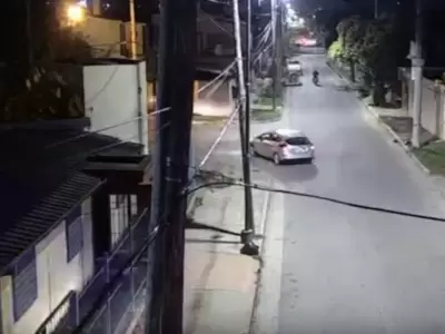 El conductor huyó de la policía, voló desde un puente y terminó hospitalizado y bajo custodia.