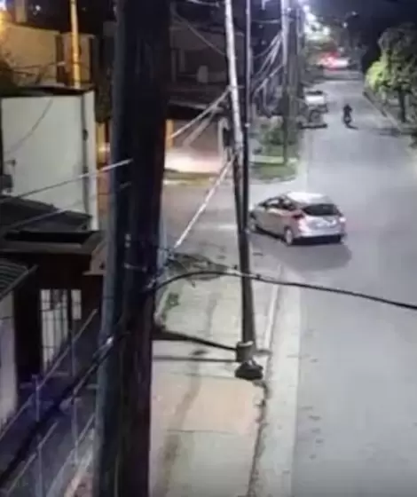 El conductor huyó de la policía, voló desde un puente y terminó hospitalizado y bajo custodia.