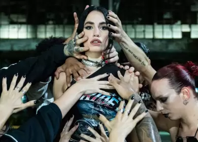 Lali en No Vayas a Atender cuando el Demonio Llama