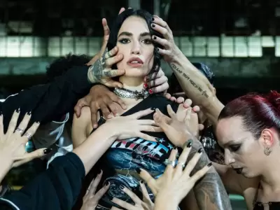Lali en No Vayas a Atender cuando el Demonio Llama