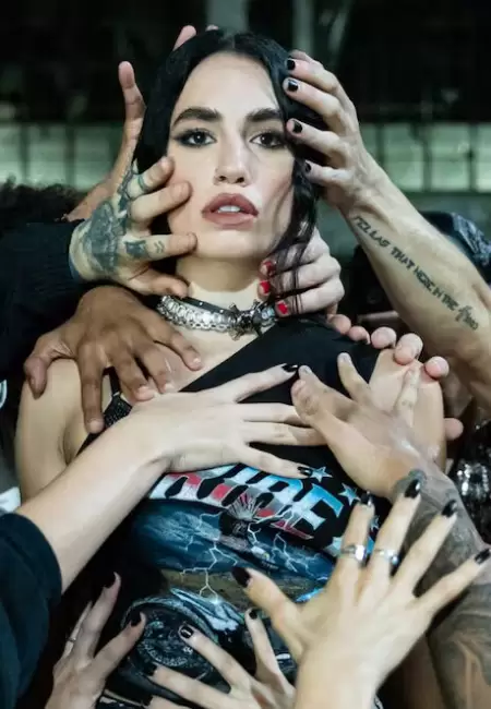 Lali en No Vayas a Atender cuando el Demonio Llama