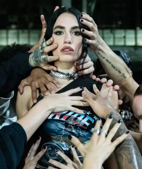 Lali en No Vayas a Atender cuando el Demonio Llama