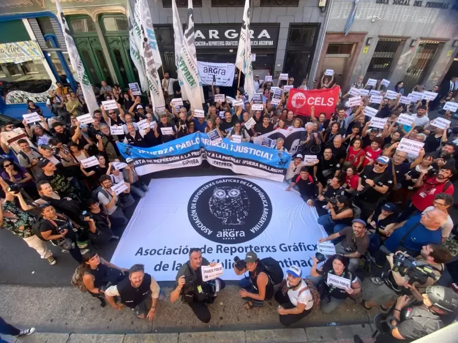 Trabajadores de prensa junto al SIPREBA en una caminata por Pablo Grillo